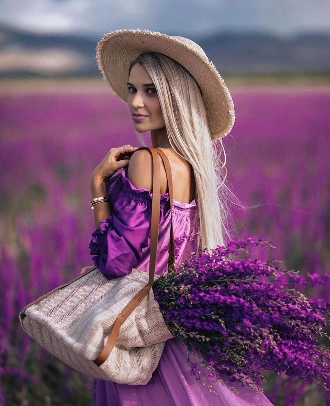 Photographie de portrait lifestyle de Sophie au cœur des champs de lavande en fleurs à Valensole.